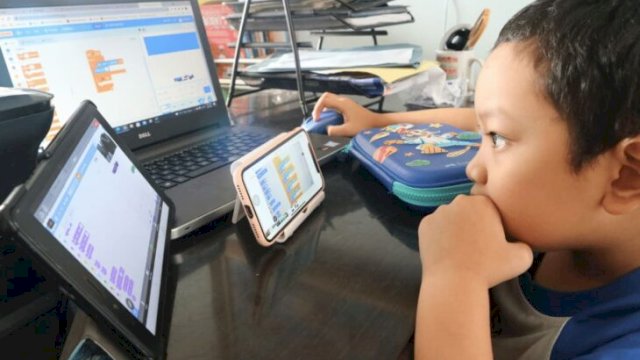 Ilustrasi anak belajar dengan gadget dan laptop. (IST)