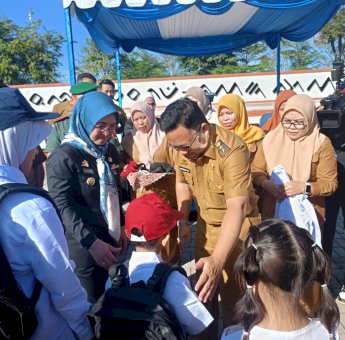 Tuntaskan Janji Politik, Hati Damai Bagikan 20.390 Paket Seragam Sekolah Gratis