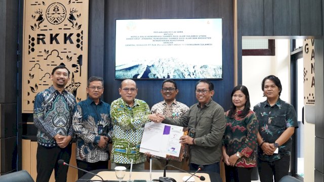 General Manager PLN UIP Sulawesi, Wisnu Kuntjoro Adi (ketiga kiri) usai melakukan penandatanganan kerjasama dengan BKSDA Sulut dalam mendukung penguatan kelistrikan. (Dok. Humas PLN UIP Sulawesi)