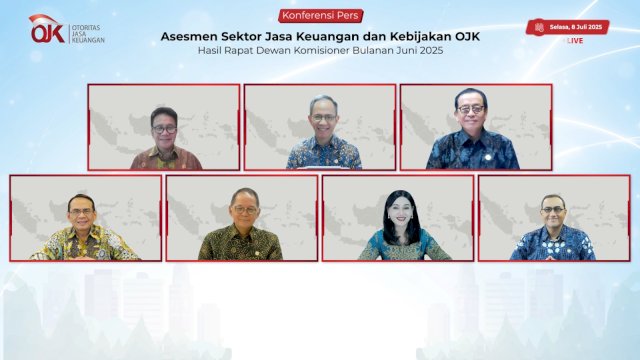 Ketua Dewan Komisioner OJK Mahendra Siregar (tengah atas) bersama jajaran Kepala Eksekutif Pengawas OJK dalam Rapat Dewan Komisioner Bulanan OJK, melalui virtual, Selasa, (08/07/2025). (Dok. Humas OJK) 