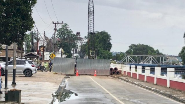 Pengerjaan jembatan besi di Tenggarong, kabupaten Kukar. [Redaksi/republiknews.co.id]