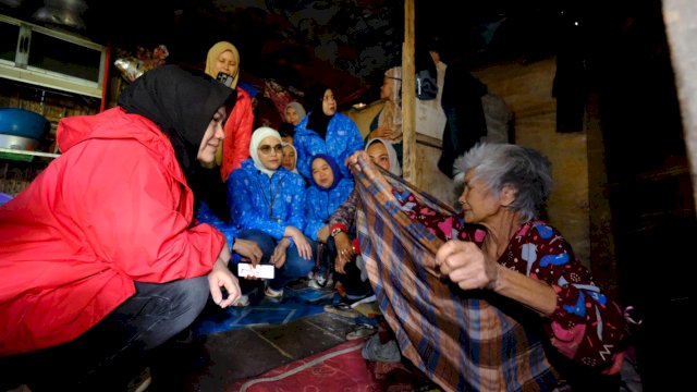 Ketua TP PKK Kabupaten Gowa Andi Tenri Indah Darmawangsyah saat menyerahkan bantuan ke KME di Malino, kemarin. (Dok. Humas Gowa)