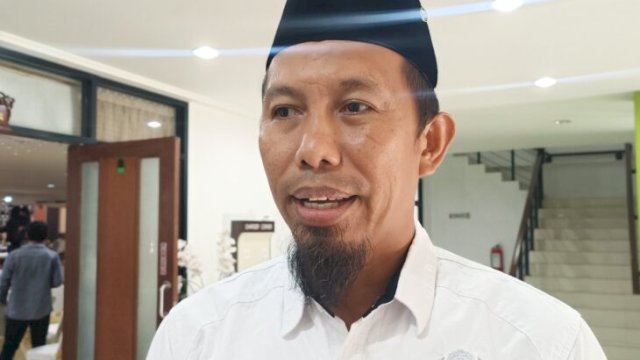 Plt. Camat Kembang Janggut, Suhartono. [Foto.Redaksi/Republiknews.co.id]