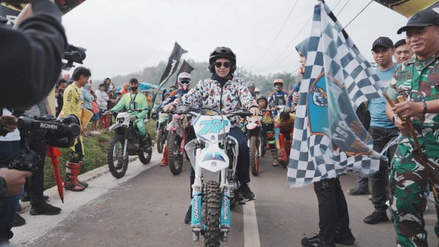 Bupati Gowa, Sitti Husniah Talenrang saat hadir meramaikan Trail Adventure Beautiful Malino, di Lapangan Batu Lapisi, Sabtu, (12/07/2025). (Dok. Humas Gowa)