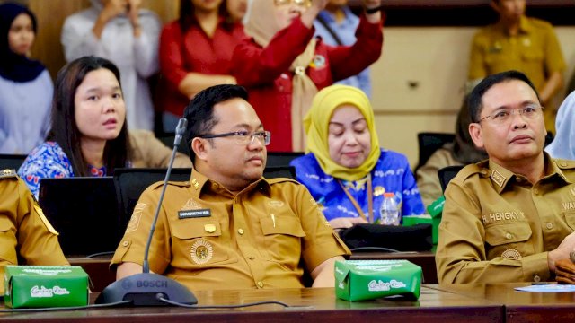 Wakil Bupati Gowa, Darmawangsyah Muin (tengah), saat menghadiri Lokakarya Komitmen untuk Gizi: Dari Bukti Menuju Dampak, di Ruang Rapat Pimpinan, Kantor Gubernur Sulawesi Selatan, Makassar, Selasa (15/07/2025). (Dok. Humas Gowa)