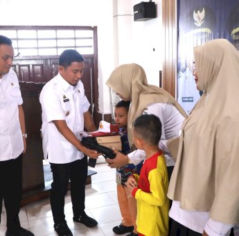 Wujudkan Janji Politiknya Soal Pemerataan Akses Pendidikan, Tasming Hamid Serahkan Ribuan Seragam Sekolah Gratis