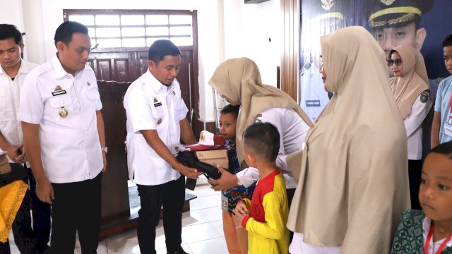 Ket: Wali Kota Parepare, Tasming Hamid menyerah seragam sekolah gratis 