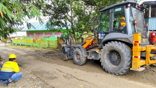 Ket: PT Masmindo Dwi Area mulai perbaiki jalan