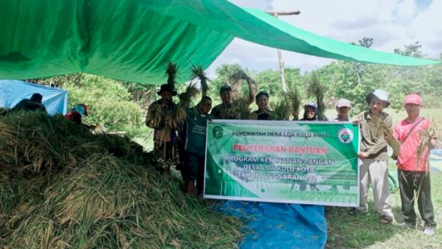 Penyerahan bantuan program ketahanan pangan di Desa Loa Kulu. [Foto.Redaksi/Republiknews.co.id]