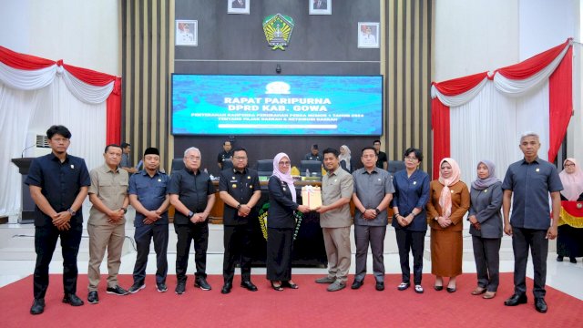 Bupati Gowa, Sitti Husniah Talenrang dan Wakilnya Darmawangsyah Muin, saat menghadiri Rapat Paripurna Pemandangan Umum Fraksi-fraksi terhadap Ranperda tentang RPJMD Kabupaten Gowa Tahun 2025–2029 dan Ranperda tentang Pertanggungjawaban Pelaksanaan APBD Kabupaten Gowa Tahun Anggaran 2024, di Ruang Rapat Paripurna DPRD Kabupaten Gowa, kemarin. (Dok. Humas Gowa) 