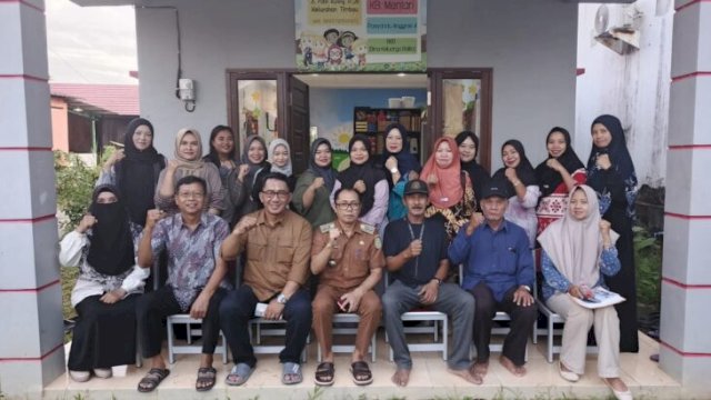Kepala Desa Balobone memberikan sambutan kepada warga penerima manfaat.