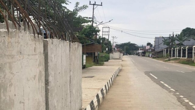 Jalanan Stadion di kelurahan Panji, kabupaten Kukar. [Foto.redaksi/republiknews.co.id]