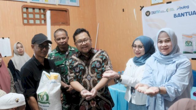 Wakil Bupati Gowa, Darmawangsyah Muin didampingi Ketua TP PKK Kabupaten Gowa Andi Tenri Indah, saat menghadiri Penyaluran Bantuan Pangan, di Kelurahan Mawang, Kecamatan Somba Opu, kemarin. (Dok. Humas Gowa) 