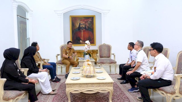 Wakil Bupati Gowa, Darmawangsyah Muin saat menerima kunjungan manajemen BPR Alinma, di Rumah Jabatan Wakil Bupati Gowa, Jalan Beringin, kemarin. (Dok. Humas Gowa) 