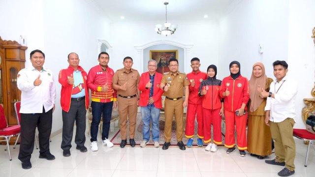 Wakil Bupati Gowa Darmawangsyah Muin (tengah) saat melepas para atlet Tapak Suci Gowa untuk bertanding di Kejuaraan Dunia 2025 secara resmi, di Rumah Jabatan Wakil Bupati Gowa, Sungguminasa, Senin, (21/07/2025). (Dok. Humas Gowa) 