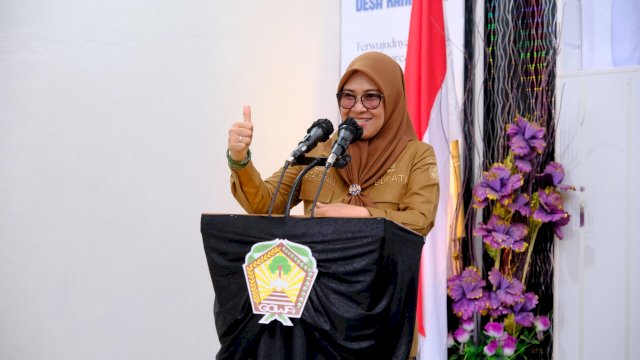 Bupati Gowa, Sitti Husniah Talenrang, saat meresmikan Kantor Desa Kanreapia, Kecamatan Tombolopao, kemarin. (Dok. Humas Gowa) 