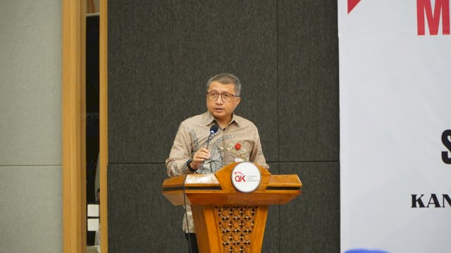 Kepala Divisi Pengawasan Perilaku Pelaku Usaha Jasa Keuangan Edukasi dan Pelindungan Konsumen, OJK Sulselbar, Amiruddin Muhidu, saat memberikan sambutan pada Workshop TPAKD, di Ballroom Sultan Hasanuddin, Kantor OJK Sulselbar, kemarin. (Dok. OJK Sulselbar)