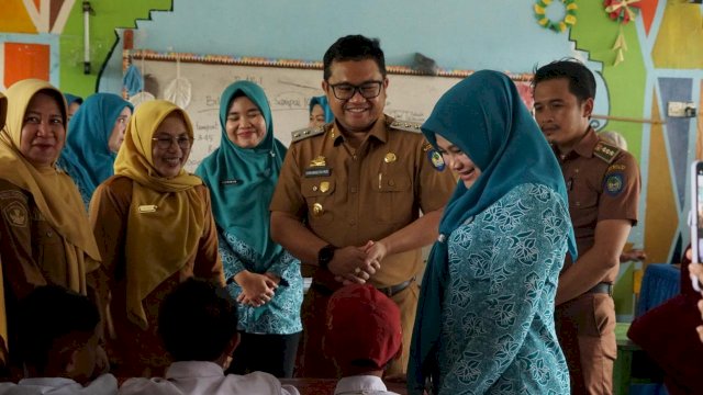 Wakil Bupati Gowa, Darmawangsyah Muin didampingi Ketua TP PKK Kabupaten Gowa, Andi Tenri Indah Darmawangsyah, di sela-sela meninjau pemeriksaan kesehatan gratis bagi siswa SD Center Malakaji, Kecamatan Tompobulu, Selasa, (22/07/2025). (Dok. Humas Gowa) 
