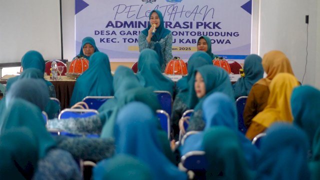 Ketua TP PKK Kabupaten Gowa, Andi Tenri Indah Darmawangsyah saat memberikan sambutan di sela-sela Pelatihan Administrasi PKK, di Balai Pase’reanta, Kantor Camat Tompobulu, kemarin. (Dok. Humas Gowa)