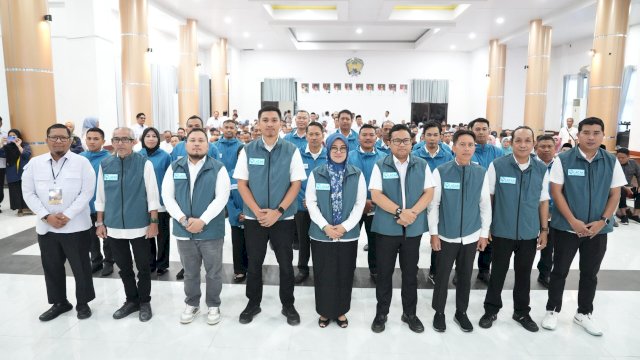 Bupati Gowa, Sitti Husniah Talenrang, didampingi Wakilnya Darmawangsyah Muin dan Kepala Bappeda Kabupaten Gowa, Sujjadan (kiri) saat berfoto bersama Tim LACAK usai dikukuhkan, di Baruga Karaeng Galesong, Kantor Bupati Gowa, Rabu (23/07/2025). (Dok. Humas Gowa) 