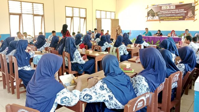 Disparbud Gowa melalui Tim Pengelola Museum Balla Lompoa saat melaksanakan Musuem Keliling di SMP 5 Sungguminasa, Kelurahan Mawang, Kecamatan Somba Opu, kemarin. (Dok. Disparbud Gowa) 