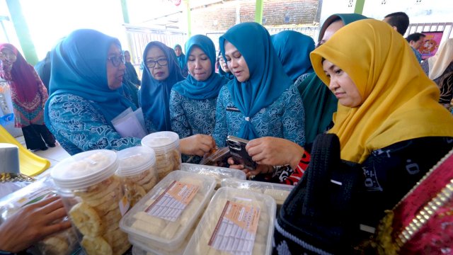 Ketua Tim Penggerak PKK Kabupaten Gowa, Andi Tenri Indah Darmawamgsyah saat menerima Tim Penilai Lomba Desa dan Kelurahan Tingkat Provinsi Sulawesi Selatan Tahun 2025, di Desa Bontolangkasa Selatan, Kecamatan Bontonompo, kemarin. (Dok. Humas Gowa)