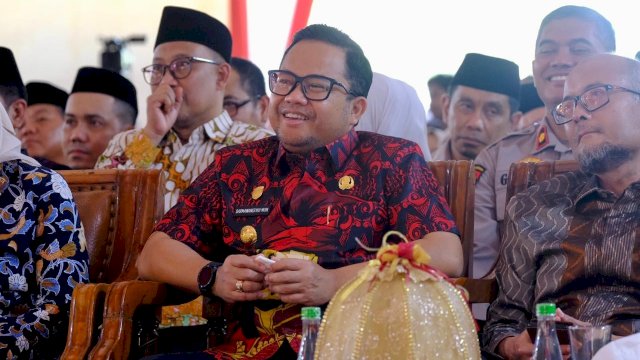 Wakil Bupati Gowa, Darmawangsyah Muin (tengah) di sela-sela menghadiri Peresmian RS UIN Alauddin Makassar, kemarin. (Dok. Humas Gowa)