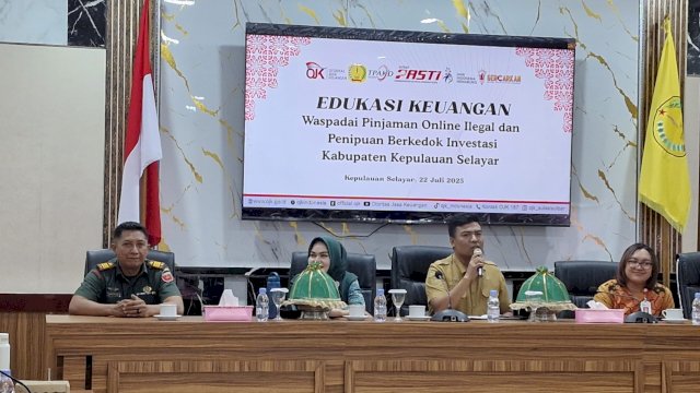 OJK Sulselbar saat memberikan edukasi bertajuk "Waspadai Pinjaman Online Ilegal dan Penipuan Berkedok Investasi&rdquo;, di Kabupaten Kepulauan Selayar. (Dok. Humas OJK Sulselbar)