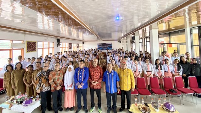 Satgas PASTI Sulsel yang terdiri dari OJK Sulselbar, dan BI Sulsel bersama LPS saat memberikan edukasi keuangan kepada pelajar, di SMA Negeri 2 Rantepao, Senin, 21 Juli 2025 lalu. (Dok. OJK Sulselbar) 
