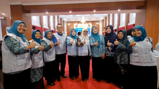 Bupati Gowa, Sitti Husniah Talenrang, didampingi Ketua TP PKK Kabupaten Gowa Andi Tenri Indah Darmawangsyah, saat menghadiri Peluncuran Program ASS, di Baruga Asta Cita, Rumah Jabatan Gubernur Sulsel, Makassar, Jumat (25/07/2025). (Dok. Humas Gowa) 