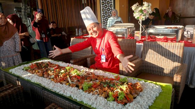 Manajemen Aerotel Smile Makassar menawarkan menu Seafood Hambur Merdeka seharga Rp450 ribu yang dapat dinikmati hingga 5 orang sambil menyaksikan keindahan Pantai Losari Makassar. (Dok. Chaerani/Republiknews.co.id)