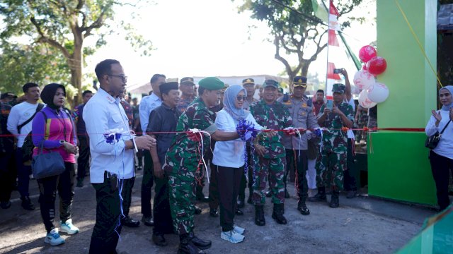 Bupati Gowa, Sitti Husniah Talenrang bersama Dandim1409/Gowa, Letkol Inf Heri Kuswanto, saat meresmikan Gerbang Baru Koramil Tinggimoncong, kemarin. (Dok. Humas Gowa) 