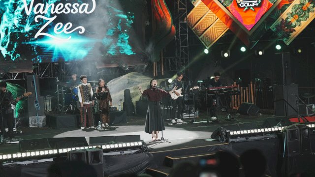Penyanyi tanah air Vanessa Zee saat hadir memeriahkan wisata Beautiful Malino 2025, di Kawasan Hutan Pinus Malino, kemarin. (Dok. Humas Gowa) 