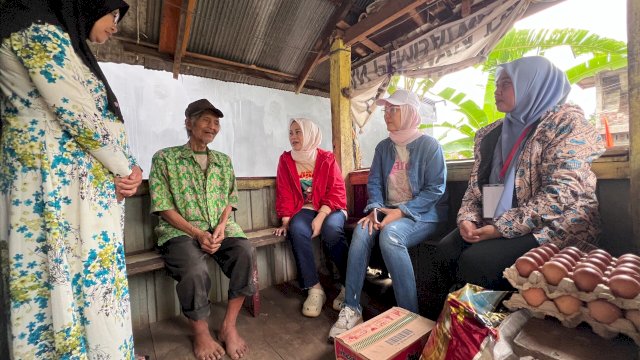 Ketua Tim Penggerak PKK Kabupaten Gowa, Andi Tenri Indah Darmawangsyah bersama Ketua Bhayangkari Cabang Gowa, Dessy Aldy saat memberikan bantuan pangan kepada salah satu KME di Kecamatan Tinggimoncong, kemarin. (Dok. Humas Gowa) 