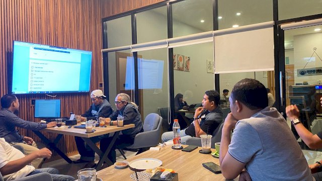 Tim LACAK Centre Kabupaten Gowa saat menggelar Forum Group Discusion (FGD) di HM Coffee, Sungguminasa, kemarin. (Dok. Istimewa) 