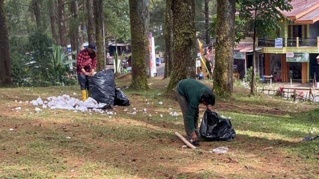 Aksi bersih-bersih sampah usai pelaksanaan Beautiful Malino 2025 di salah satu titik yang dilaksanakan Tim Gabungan DLH Gowa dan Kecamatan. (Dok. Humas Gowa) 