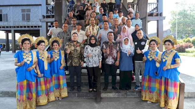 Bupati Gowa, Sitti Husniah Talenrang didampingi Sekretaris Daerah Kabupaten Gowa Azis Peter, dan Kepala Dinas Pariwisata dan Kebudayaan Kabupaten Gowa Ratnawati, jajaran Perseroda Gowa Maju Bersama dan DPD ASITA Sulsel berfoto bersama usai penandatanganan kerjasama, di Istana Tamalate Sungguminasa, Minggu (27/07/2025). (Dok. Humas Gowa) 