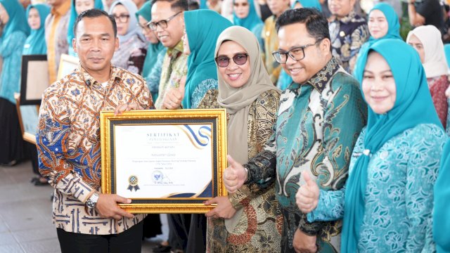 Kepemimpinan Bupati Gowa, Sitti Husniah Talenrang dan Wakil Bupati Gowa, Darmawangsyah Muin (Hati Damai) berhasil menerima Penghargaan Nasional, pada Peringatan HARGANAS Ke-32 Tingkat Provinsi Sulawesi Selatan, di Lapangan Karebosi, Makassar, kemarin. (Dok. Humas Gowa) 