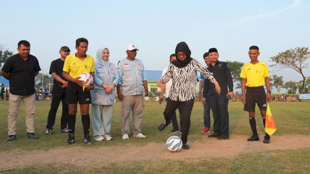 Bupati Gowa, Sitti Husniah Talenrang, saat membuka Turnamen Sepak Bola Anjomo Cup IV Tahun 2025, di Lapangan Desa Biringala, Kecamatan Barombong, kemarin. (Dok. Humas Gowa) 