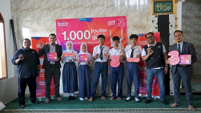 Indosat melalui brand Tri melibatkan 1.000 Guru Foundation untuk menyalurkan 1.000 unit router internet ke sekolah-sekolah di pelosok Indonesia. (Dok. Indosat Ooredoo Hutchison) 