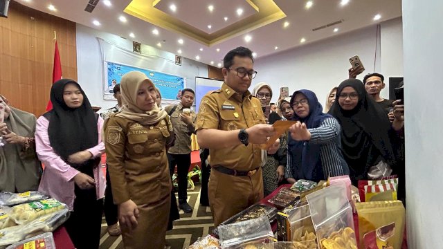 Wakil Bupati Gowa, Darmawangsyah Muin saat menghadiri Pelatihan Desain Kemasan untuk Peningkatan Nilai Jual Produk IKM Kabupaten Gowa, di Hotel Continent Makassar, Selasa, (29/07/2025). (Dok. Humas Gowa)