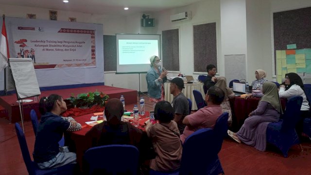 HWDI Sulsel melalui dukungan IPAS menggelar Leadership Training dan Capacity Building bagi pengurus dan anggota kelompok disabilitas masyarakat adat di Sulawesi Selatan, Hotel Grand Imawan Makassar, Selasa, (29/07/2025). (Dok. Chaerani/Republiknews.co.id) 