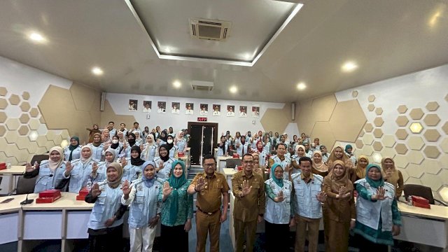 Wakil Bupati Gowa yang juga Ketua Tim Percepatan Penurunan Stunting (TPPS), Darmawangsyah Muin, didampingi Ketua TP PKK Kabupaten Gowa Andi Tenri Indah, saat menerima Tim ASS Tingkat Kabupaten Gowa, di Baruga Krg Pattingalloang, Kantor Bupati Gowa, Selasa (29/07/2025). (Dok. Humas Gowa) 