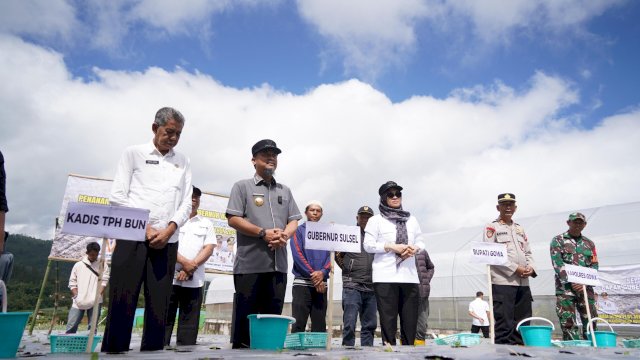 Bupati Gowa, Sitti Husniah Talenrang bersama Gubernur Sulawesi Selatan Andi Sudirman Sulaiman saat menghadiri Penanaman Perdana Benih Stek Berakar Kentang (Benih Dasar) dan Sertifikat Kompentensi Penangkar Benih Kabupaten Gowa, di Kelurahan Pattapang, Kecamatan Tinggimoncong, Rabu (30/07/2025). (Dok. Humas Gowa)