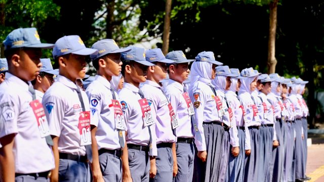 Puluhan Anggota Paskibraka Tingkat Kabupaten Gowa saat mengikuti Pelatihan Paskibraka Tahun 2025, di Lapangan Upacara Kantor Bupati Gowa, kemarin. (Dok. Humas Gowa) 