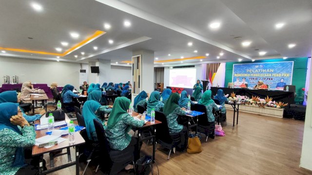 Sejumlah anggota TP PKK tingkat kecamatan di Kabupaten Gowa saat mengikuti Pelatihan Manajemen Pengelolaan Toko PKK, di Hotel Royal Bay Makassar, kemarin. (Dok. Humas Gowa) 