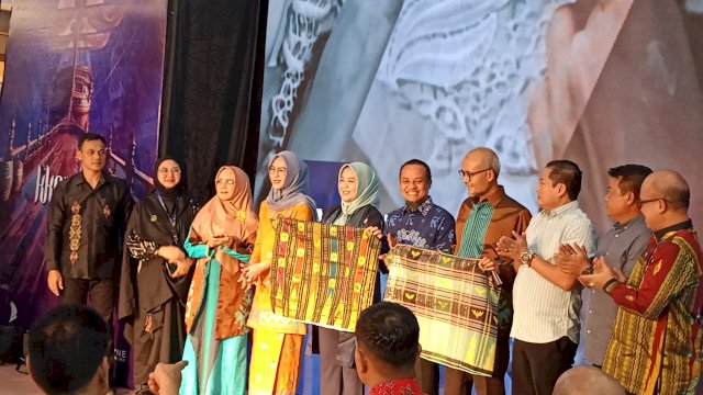 Gubernur Sulawesi Selatan, Andi Sudirman Sulaiman, didampingi Wakilnya Fatmawati Rusdi bersama Ketua BI Sulsel Rizki Ernadi Wimanda dan jajaran pejabat lainnya saat menghadiri Pembukaan “Karya Kreatif Sulawesi Selatan (KKS), presents: Wastra Heritage Market 2025”, di Atrium MaRI Makassar, Kamis, (24/07/2025) malam kemarin. (Dok. Chaerani/Republiknews.co.id)