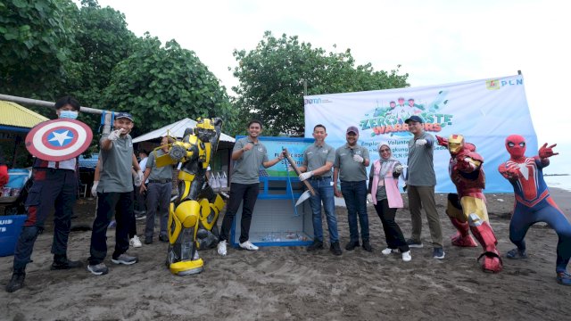 General Manager PLN UID Sulselrabar, Edyansyah secara simbolis memberikan bantuan peralatan kebersihan kepada masyarakat di Pantai Tanjung Bayang, Makassar, Kamis (12/6/2025). (Foto: Istimewa)