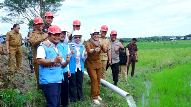 Nyala listrik kini dinikmati oleh petani di Dusun Lapinceng, Kabupaten Barru berkat program Electrifying Agriculture (EA) dan sinergi antara Polres Barru, Pemerintah Kabupaten Barru, dan PLN. (Foto: Istimewa)