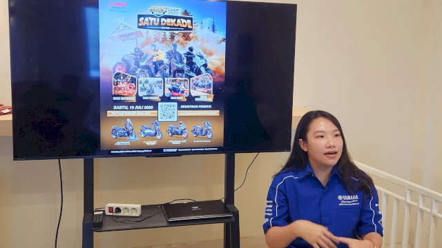 Manager Promosi PT SJAM, Sintya Conarta saat memaparkan terkait ajang MAXi Yamaha Day 2025 yang bakal digelar di Malino pada 19 Juli mendatang. (Foto: Istimewa)